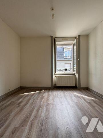 FOUGERES Exclusivement à l'Etude Quartier Bonabry, Petite maison en fond de cour proposant 53m²...