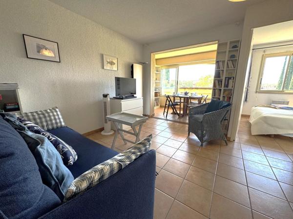 Vente                                                      Appartement
                        
                     2 pièces                      33 m2                     à La Londe-les-Maures