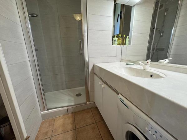 Vente                                                      Appartement
                        
                     2 pièces                      33 m2                     à La Londe-les-Maures