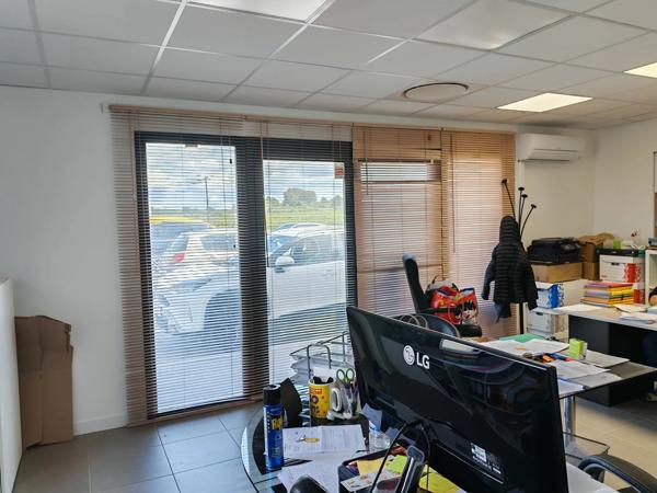Location                                                      Local commercial
                        
                     2 pièces                      63 m2                     à Pourrières