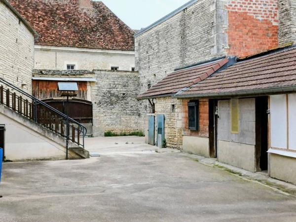 Ancienne ferme aménagée en habitation : 155 m2 habitables dans le voisinage du château rennaissance de TANLAY (89)