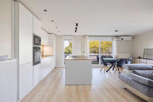 Appartement contemporain avec extérieur et garage