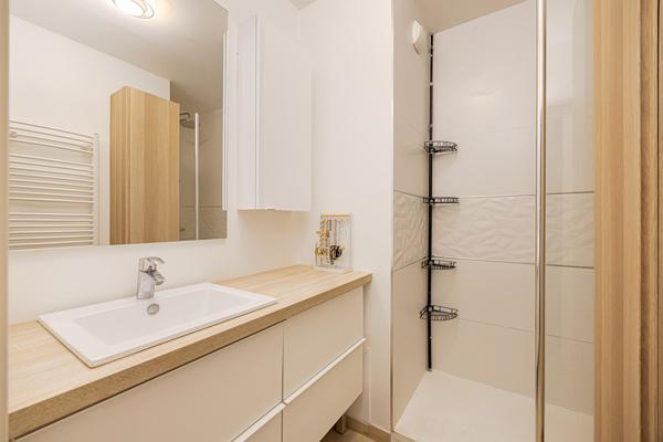 Appartement contemporain avec extérieur et garage