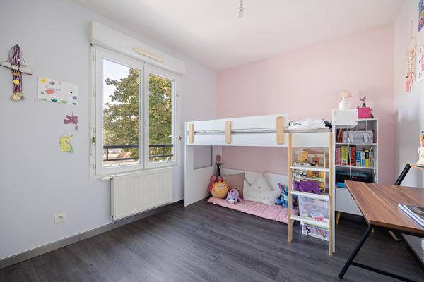 Appartement contemporain avec extérieur et garage