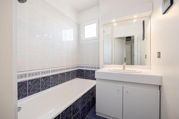 Appartement contemporain avec extérieur et garage