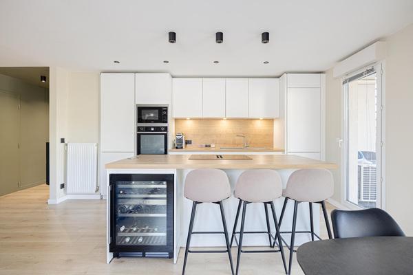 Appartement contemporain avec extérieur et garage