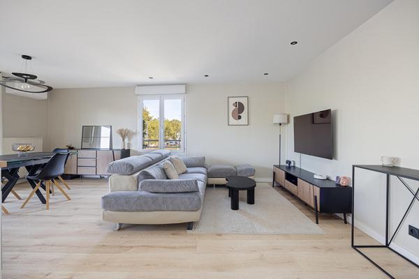 Appartement contemporain avec extérieur et garage