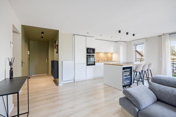 Appartement contemporain avec extérieur et garage