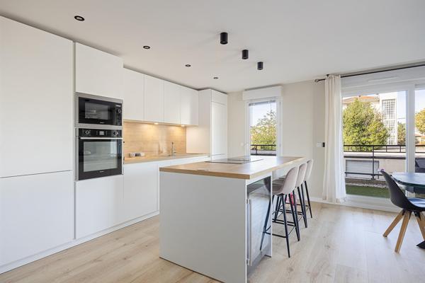 Appartement contemporain avec extérieur et garage