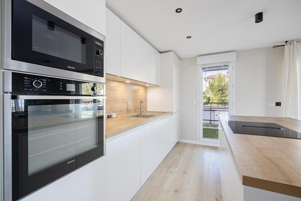 Appartement contemporain avec extérieur et garage
