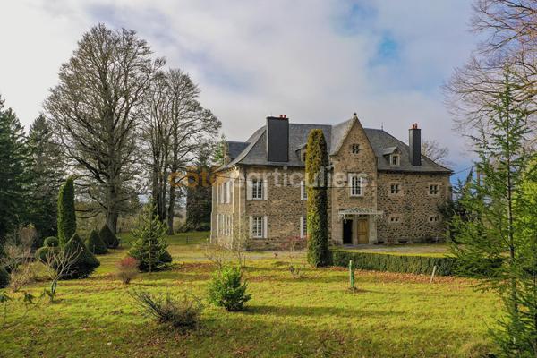 Vente
                Demeure720 m² - 10 Pièces -
                    Marcenat (15190)