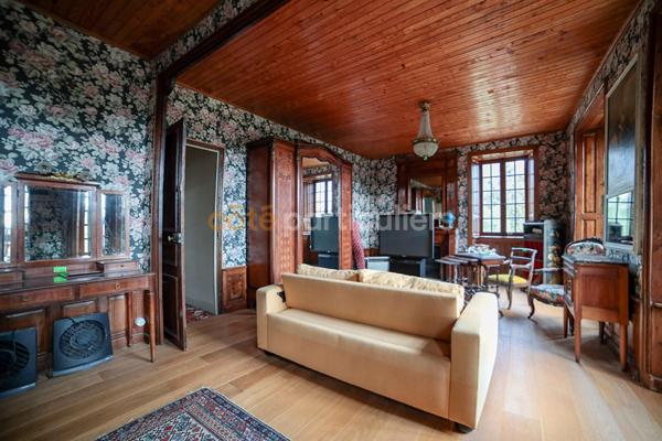 Vente
                Demeure720 m² - 10 Pièces -
                    Marcenat (15190)