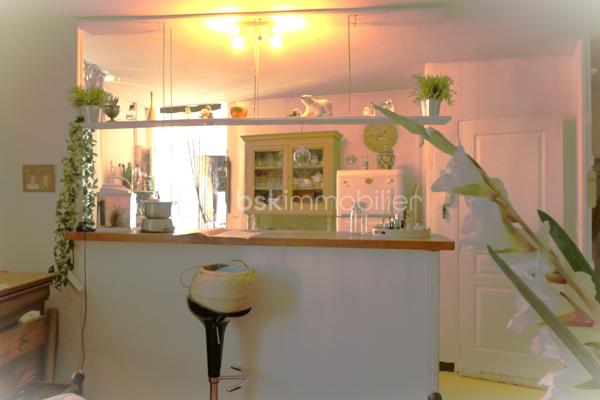 Ensemble immobilier situé en plein cœur de Saint-Ambroix (30) charmant village médiéval. D'environ 275 m² (hors dépendances)  il offre un fort potentiel de rentabilité, idéal pour un projet locatif ou une activité mixte. Il se compose de deux locaux commerciaux en rez-de-chaussée dont un est déjà loué assurant un revenu locatif immédiat. Une cour intérieure. A l'étage, 1 appartement comprenant une chambre, une pièce de vie avec cuisine, une salle d'eau et 1 patio ; 1 studio avec pièce de vie, cuisine, salle d'eau.  Un T3 avec véranda composé de deux chambres, d'un séjour, d'une cuisine et d'une salle d'eau. Nombreuses dépendances restent à rénover. Caves, greniers. Revenus locatifs existants, nombreuses possibilités d'exploitation et fort potentiel de valorisation, une visite s'impose !