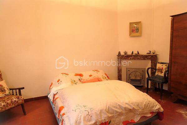 Ensemble immobilier situé en plein cœur de Saint-Ambroix (30) charmant village médiéval. D'environ 275 m² (hors dépendances)  il offre un fort potentiel de rentabilité, idéal pour un projet locatif ou une activité mixte. Il se compose de deux locaux commerciaux en rez-de-chaussée dont un est déjà loué assurant un revenu locatif immédiat. Une cour intérieure. A l'étage, 1 appartement comprenant une chambre, une pièce de vie avec cuisine, une salle d'eau et 1 patio ; 1 studio avec pièce de vie, cuisine, salle d'eau.  Un T3 avec véranda composé de deux chambres, d'un séjour, d'une cuisine et d'une salle d'eau. Nombreuses dépendances restent à rénover. Caves, greniers. Revenus locatifs existants, nombreuses possibilités d'exploitation et fort potentiel de valorisation, une visite s'impose !