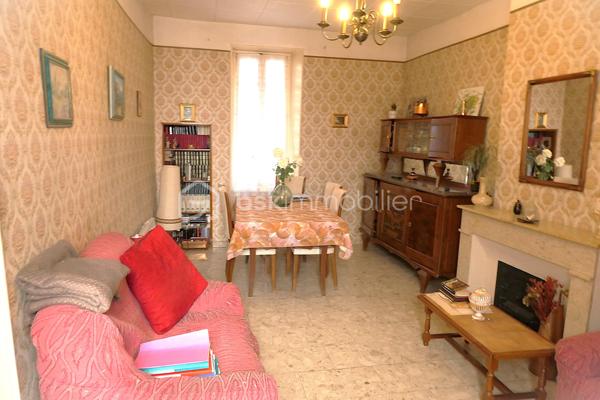 Ensemble immobilier situé en plein cœur de Saint-Ambroix (30) charmant village médiéval. D'environ 275 m² (hors dépendances)  il offre un fort potentiel de rentabilité, idéal pour un projet locatif ou une activité mixte. Il se compose de deux locaux commerciaux en rez-de-chaussée dont un est déjà loué assurant un revenu locatif immédiat. Une cour intérieure. A l'étage, 1 appartement comprenant une chambre, une pièce de vie avec cuisine, une salle d'eau et 1 patio ; 1 studio avec pièce de vie, cuisine, salle d'eau.  Un T3 avec véranda composé de deux chambres, d'un séjour, d'une cuisine et d'une salle d'eau. Nombreuses dépendances restent à rénover. Caves, greniers. Revenus locatifs existants, nombreuses possibilités d'exploitation et fort potentiel de valorisation, une visite s'impose !
