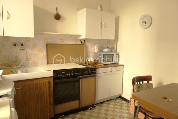 Ensemble immobilier situé en plein cœur de Saint-Ambroix (30) charmant village médiéval. D'environ 275 m² (hors dépendances)  il offre un fort potentiel de rentabilité, idéal pour un projet locatif ou une activité mixte. Il se compose de deux locaux commerciaux en rez-de-chaussée dont un est déjà loué assurant un revenu locatif immédiat. Une cour intérieure. A l'étage, 1 appartement comprenant une chambre, une pièce de vie avec cuisine, une salle d'eau et 1 patio ; 1 studio avec pièce de vie, cuisine, salle d'eau.  Un T3 avec véranda composé de deux chambres, d'un séjour, d'une cuisine et d'une salle d'eau. Nombreuses dépendances restent à rénover. Caves, greniers. Revenus locatifs existants, nombreuses possibilités d'exploitation et fort potentiel de valorisation, une visite s'impose !