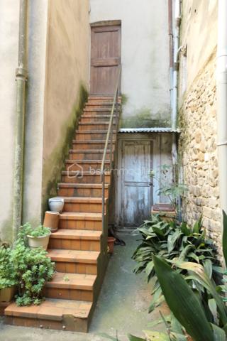 Ensemble immobilier situé en plein cœur de Saint-Ambroix (30) charmant village médiéval. D'environ 275 m² (hors dépendances)  il offre un fort potentiel de rentabilité, idéal pour un projet locatif ou une activité mixte. Il se compose de deux locaux commerciaux en rez-de-chaussée dont un est déjà loué assurant un revenu locatif immédiat. Une cour intérieure. A l'étage, 1 appartement comprenant une chambre, une pièce de vie avec cuisine, une salle d'eau et 1 patio ; 1 studio avec pièce de vie, cuisine, salle d'eau.  Un T3 avec véranda composé de deux chambres, d'un séjour, d'une cuisine et d'une salle d'eau. Nombreuses dépendances restent à rénover. Caves, greniers. Revenus locatifs existants, nombreuses possibilités d'exploitation et fort potentiel de valorisation, une visite s'impose !