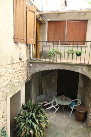 Ensemble immobilier situé en plein cœur de Saint-Ambroix (30) charmant village médiéval. D'environ 275 m² (hors dépendances)  il offre un fort potentiel de rentabilité, idéal pour un projet locatif ou une activité mixte. Il se compose de deux locaux commerciaux en rez-de-chaussée dont un est déjà loué assurant un revenu locatif immédiat. Une cour intérieure. A l'étage, 1 appartement comprenant une chambre, une pièce de vie avec cuisine, une salle d'eau et 1 patio ; 1 studio avec pièce de vie, cuisine, salle d'eau.  Un T3 avec véranda composé de deux chambres, d'un séjour, d'une cuisine et d'une salle d'eau. Nombreuses dépendances restent à rénover. Caves, greniers. Revenus locatifs existants, nombreuses possibilités d'exploitation et fort potentiel de valorisation, une visite s'impose !