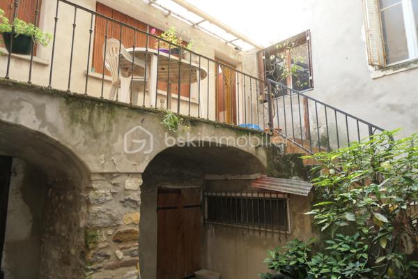 Ensemble immobilier situé en plein cœur de Saint-Ambroix (30) charmant village médiéval. D'environ 275 m² (hors dépendances)  il offre un fort potentiel de rentabilité, idéal pour un projet locatif ou une activité mixte. Il se compose de deux locaux commerciaux en rez-de-chaussée dont un est déjà loué assurant un revenu locatif immédiat. Une cour intérieure. A l'étage, 1 appartement comprenant une chambre, une pièce de vie avec cuisine, une salle d'eau et 1 patio ; 1 studio avec pièce de vie, cuisine, salle d'eau.  Un T3 avec véranda composé de deux chambres, d'un séjour, d'une cuisine et d'une salle d'eau. Nombreuses dépendances restent à rénover. Caves, greniers. Revenus locatifs existants, nombreuses possibilités d'exploitation et fort potentiel de valorisation, une visite s'impose !