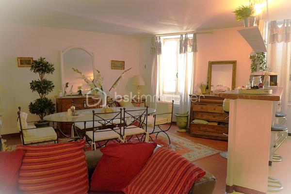 Ensemble immobilier situé en plein cœur de Saint-Ambroix (30) charmant village médiéval. D'environ 275 m² (hors dépendances)  il offre un fort potentiel de rentabilité, idéal pour un projet locatif ou une activité mixte. Il se compose de deux locaux commerciaux en rez-de-chaussée dont un est déjà loué assurant un revenu locatif immédiat. Une cour intérieure. A l'étage, 1 appartement comprenant une chambre, une pièce de vie avec cuisine, une salle d'eau et 1 patio ; 1 studio avec pièce de vie, cuisine, salle d'eau.  Un T3 avec véranda composé de deux chambres, d'un séjour, d'une cuisine et d'une salle d'eau. Nombreuses dépendances restent à rénover. Caves, greniers. Revenus locatifs existants, nombreuses possibilités d'exploitation et fort potentiel de valorisation, une visite s'impose !