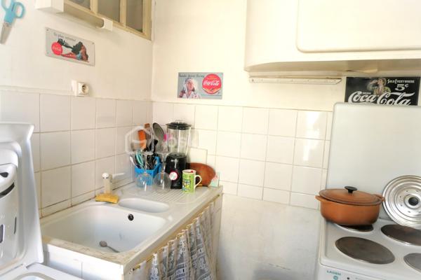 Ensemble immobilier situé en plein cœur de Saint-Ambroix (30) charmant village médiéval. D'environ 275 m² (hors dépendances)  il offre un fort potentiel de rentabilité, idéal pour un projet locatif ou une activité mixte. Il se compose de deux locaux commerciaux en rez-de-chaussée dont un est déjà loué assurant un revenu locatif immédiat. Une cour intérieure. A l'étage, 1 appartement comprenant une chambre, une pièce de vie avec cuisine, une salle d'eau et 1 patio ; 1 studio avec pièce de vie, cuisine, salle d'eau.  Un T3 avec véranda composé de deux chambres, d'un séjour, d'une cuisine et d'une salle d'eau. Nombreuses dépendances restent à rénover. Caves, greniers. Revenus locatifs existants, nombreuses possibilités d'exploitation et fort potentiel de valorisation, une visite s'impose !