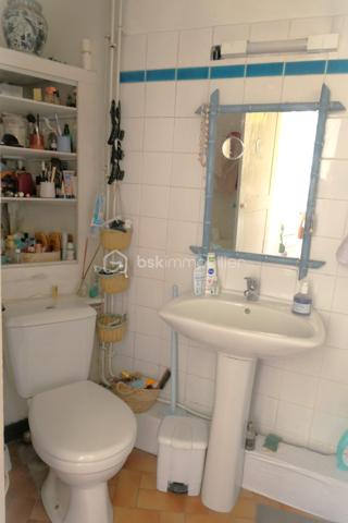Ensemble immobilier situé en plein cœur de Saint-Ambroix (30) charmant village médiéval. D'environ 275 m² (hors dépendances)  il offre un fort potentiel de rentabilité, idéal pour un projet locatif ou une activité mixte. Il se compose de deux locaux commerciaux en rez-de-chaussée dont un est déjà loué assurant un revenu locatif immédiat. Une cour intérieure. A l'étage, 1 appartement comprenant une chambre, une pièce de vie avec cuisine, une salle d'eau et 1 patio ; 1 studio avec pièce de vie, cuisine, salle d'eau.  Un T3 avec véranda composé de deux chambres, d'un séjour, d'une cuisine et d'une salle d'eau. Nombreuses dépendances restent à rénover. Caves, greniers. Revenus locatifs existants, nombreuses possibilités d'exploitation et fort potentiel de valorisation, une visite s'impose !