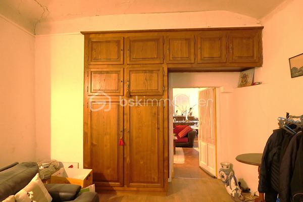 Ensemble immobilier situé en plein cœur de Saint-Ambroix (30) charmant village médiéval. D'environ 275 m² (hors dépendances)  il offre un fort potentiel de rentabilité, idéal pour un projet locatif ou une activité mixte. Il se compose de deux locaux commerciaux en rez-de-chaussée dont un est déjà loué assurant un revenu locatif immédiat. Une cour intérieure. A l'étage, 1 appartement comprenant une chambre, une pièce de vie avec cuisine, une salle d'eau et 1 patio ; 1 studio avec pièce de vie, cuisine, salle d'eau.  Un T3 avec véranda composé de deux chambres, d'un séjour, d'une cuisine et d'une salle d'eau. Nombreuses dépendances restent à rénover. Caves, greniers. Revenus locatifs existants, nombreuses possibilités d'exploitation et fort potentiel de valorisation, une visite s'impose !