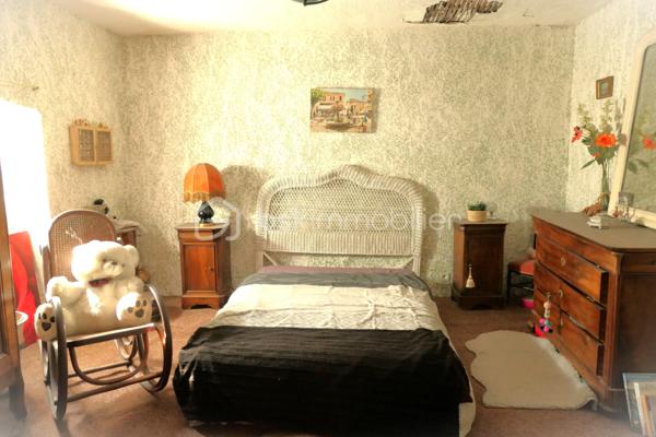 Ensemble immobilier situé en plein cœur de Saint-Ambroix (30) charmant village médiéval. D'environ 275 m² (hors dépendances)  il offre un fort potentiel de rentabilité, idéal pour un projet locatif ou une activité mixte. Il se compose de deux locaux commerciaux en rez-de-chaussée dont un est déjà loué assurant un revenu locatif immédiat. Une cour intérieure. A l'étage, 1 appartement comprenant une chambre, une pièce de vie avec cuisine, une salle d'eau et 1 patio ; 1 studio avec pièce de vie, cuisine, salle d'eau.  Un T3 avec véranda composé de deux chambres, d'un séjour, d'une cuisine et d'une salle d'eau. Nombreuses dépendances restent à rénover. Caves, greniers. Revenus locatifs existants, nombreuses possibilités d'exploitation et fort potentiel de valorisation, une visite s'impose !