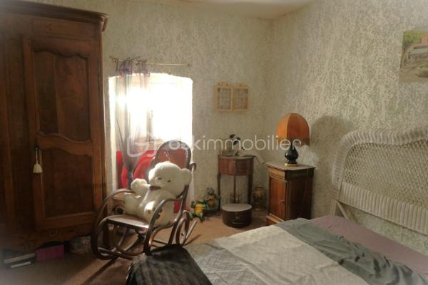 Ensemble immobilier situé en plein cœur de Saint-Ambroix (30) charmant village médiéval. D'environ 275 m² (hors dépendances)  il offre un fort potentiel de rentabilité, idéal pour un projet locatif ou une activité mixte. Il se compose de deux locaux commerciaux en rez-de-chaussée dont un est déjà loué assurant un revenu locatif immédiat. Une cour intérieure. A l'étage, 1 appartement comprenant une chambre, une pièce de vie avec cuisine, une salle d'eau et 1 patio ; 1 studio avec pièce de vie, cuisine, salle d'eau.  Un T3 avec véranda composé de deux chambres, d'un séjour, d'une cuisine et d'une salle d'eau. Nombreuses dépendances restent à rénover. Caves, greniers. Revenus locatifs existants, nombreuses possibilités d'exploitation et fort potentiel de valorisation, une visite s'impose !