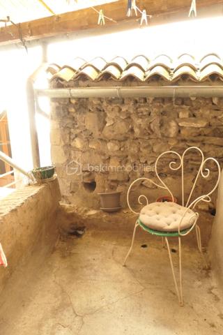 Ensemble immobilier situé en plein cœur de Saint-Ambroix (30) charmant village médiéval. D'environ 275 m² (hors dépendances)  il offre un fort potentiel de rentabilité, idéal pour un projet locatif ou une activité mixte. Il se compose de deux locaux commerciaux en rez-de-chaussée dont un est déjà loué assurant un revenu locatif immédiat. Une cour intérieure. A l'étage, 1 appartement comprenant une chambre, une pièce de vie avec cuisine, une salle d'eau et 1 patio ; 1 studio avec pièce de vie, cuisine, salle d'eau.  Un T3 avec véranda composé de deux chambres, d'un séjour, d'une cuisine et d'une salle d'eau. Nombreuses dépendances restent à rénover. Caves, greniers. Revenus locatifs existants, nombreuses possibilités d'exploitation et fort potentiel de valorisation, une visite s'impose !