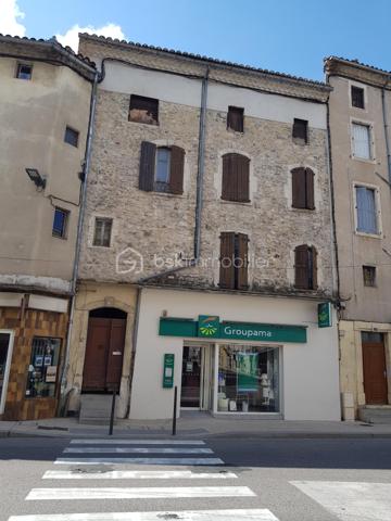 Ensemble immobilier situé en plein cœur de Saint-Ambroix (30) charmant village médiéval. D'environ 275 m² (hors dépendances)  il offre un fort potentiel de rentabilité, idéal pour un projet locatif ou une activité mixte. Il se compose de deux locaux commerciaux en rez-de-chaussée dont un est déjà loué assurant un revenu locatif immédiat. Une cour intérieure. A l'étage, 1 appartement comprenant une chambre, une pièce de vie avec cuisine, une salle d'eau et 1 patio ; 1 studio avec pièce de vie, cuisine, salle d'eau.  Un T3 avec véranda composé de deux chambres, d'un séjour, d'une cuisine et d'une salle d'eau. Nombreuses dépendances restent à rénover. Caves, greniers. Revenus locatifs existants, nombreuses possibilités d'exploitation et fort potentiel de valorisation, une visite s'impose !