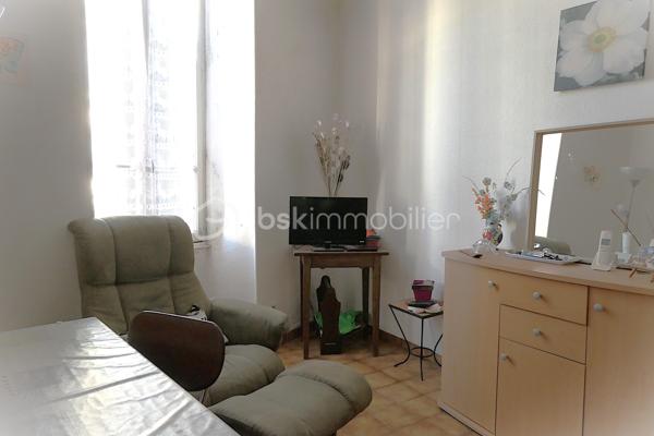 Ensemble immobilier situé en plein cœur de Saint-Ambroix (30) charmant village médiéval. D'environ 275 m² (hors dépendances)  il offre un fort potentiel de rentabilité, idéal pour un projet locatif ou une activité mixte. Il se compose de deux locaux commerciaux en rez-de-chaussée dont un est déjà loué assurant un revenu locatif immédiat. Une cour intérieure. A l'étage, 1 appartement comprenant une chambre, une pièce de vie avec cuisine, une salle d'eau et 1 patio ; 1 studio avec pièce de vie, cuisine, salle d'eau.  Un T3 avec véranda composé de deux chambres, d'un séjour, d'une cuisine et d'une salle d'eau. Nombreuses dépendances restent à rénover. Caves, greniers. Revenus locatifs existants, nombreuses possibilités d'exploitation et fort potentiel de valorisation, une visite s'impose !