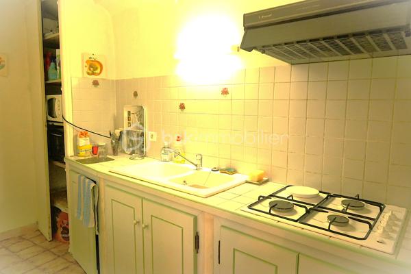 Ensemble immobilier situé en plein cœur de Saint-Ambroix (30) charmant village médiéval. D'environ 275 m² (hors dépendances)  il offre un fort potentiel de rentabilité, idéal pour un projet locatif ou une activité mixte. Il se compose de deux locaux commerciaux en rez-de-chaussée dont un est déjà loué assurant un revenu locatif immédiat. Une cour intérieure. A l'étage, 1 appartement comprenant une chambre, une pièce de vie avec cuisine, une salle d'eau et 1 patio ; 1 studio avec pièce de vie, cuisine, salle d'eau.  Un T3 avec véranda composé de deux chambres, d'un séjour, d'une cuisine et d'une salle d'eau. Nombreuses dépendances restent à rénover. Caves, greniers. Revenus locatifs existants, nombreuses possibilités d'exploitation et fort potentiel de valorisation, une visite s'impose !