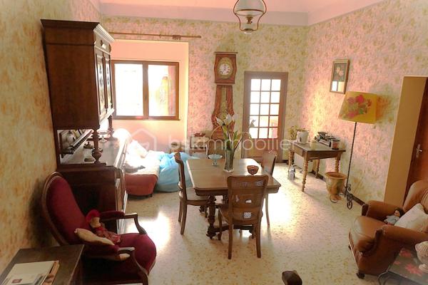 Ensemble immobilier situé en plein cœur de Saint-Ambroix (30) charmant village médiéval. D'environ 275 m² (hors dépendances)  il offre un fort potentiel de rentabilité, idéal pour un projet locatif ou une activité mixte. Il se compose de deux locaux commerciaux en rez-de-chaussée dont un est déjà loué assurant un revenu locatif immédiat. Une cour intérieure. A l'étage, 1 appartement comprenant une chambre, une pièce de vie avec cuisine, une salle d'eau et 1 patio ; 1 studio avec pièce de vie, cuisine, salle d'eau.  Un T3 avec véranda composé de deux chambres, d'un séjour, d'une cuisine et d'une salle d'eau. Nombreuses dépendances restent à rénover. Caves, greniers. Revenus locatifs existants, nombreuses possibilités d'exploitation et fort potentiel de valorisation, une visite s'impose !