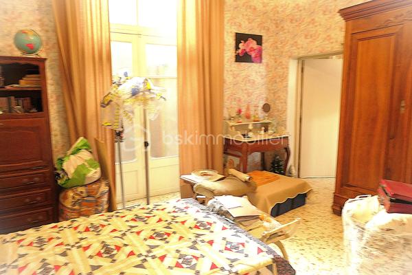 Ensemble immobilier situé en plein cœur de Saint-Ambroix (30) charmant village médiéval. D'environ 275 m² (hors dépendances)  il offre un fort potentiel de rentabilité, idéal pour un projet locatif ou une activité mixte. Il se compose de deux locaux commerciaux en rez-de-chaussée dont un est déjà loué assurant un revenu locatif immédiat. Une cour intérieure. A l'étage, 1 appartement comprenant une chambre, une pièce de vie avec cuisine, une salle d'eau et 1 patio ; 1 studio avec pièce de vie, cuisine, salle d'eau.  Un T3 avec véranda composé de deux chambres, d'un séjour, d'une cuisine et d'une salle d'eau. Nombreuses dépendances restent à rénover. Caves, greniers. Revenus locatifs existants, nombreuses possibilités d'exploitation et fort potentiel de valorisation, une visite s'impose !