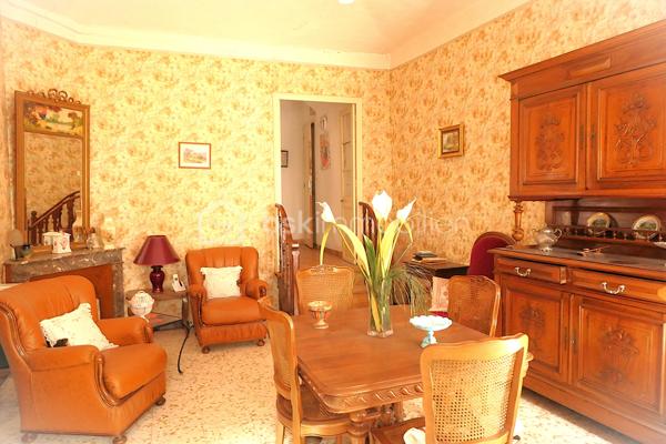Ensemble immobilier situé en plein cœur de Saint-Ambroix (30) charmant village médiéval. D'environ 275 m² (hors dépendances)  il offre un fort potentiel de rentabilité, idéal pour un projet locatif ou une activité mixte. Il se compose de deux locaux commerciaux en rez-de-chaussée dont un est déjà loué assurant un revenu locatif immédiat. Une cour intérieure. A l'étage, 1 appartement comprenant une chambre, une pièce de vie avec cuisine, une salle d'eau et 1 patio ; 1 studio avec pièce de vie, cuisine, salle d'eau.  Un T3 avec véranda composé de deux chambres, d'un séjour, d'une cuisine et d'une salle d'eau. Nombreuses dépendances restent à rénover. Caves, greniers. Revenus locatifs existants, nombreuses possibilités d'exploitation et fort potentiel de valorisation, une visite s'impose !
