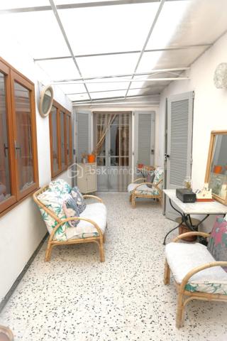 Ensemble immobilier situé en plein cœur de Saint-Ambroix (30) charmant village médiéval. D'environ 275 m² (hors dépendances)  il offre un fort potentiel de rentabilité, idéal pour un projet locatif ou une activité mixte. Il se compose de deux locaux commerciaux en rez-de-chaussée dont un est déjà loué assurant un revenu locatif immédiat. Une cour intérieure. A l'étage, 1 appartement comprenant une chambre, une pièce de vie avec cuisine, une salle d'eau et 1 patio ; 1 studio avec pièce de vie, cuisine, salle d'eau.  Un T3 avec véranda composé de deux chambres, d'un séjour, d'une cuisine et d'une salle d'eau. Nombreuses dépendances restent à rénover. Caves, greniers. Revenus locatifs existants, nombreuses possibilités d'exploitation et fort potentiel de valorisation, une visite s'impose !