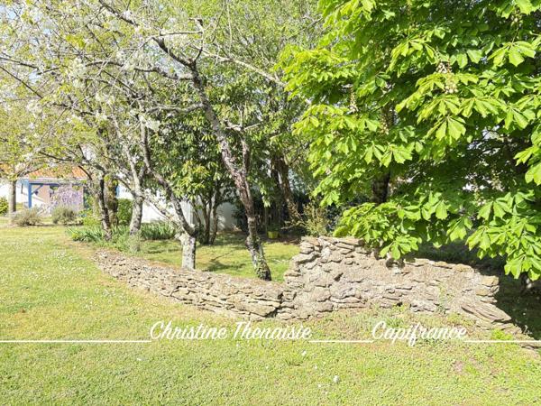 Maison à vendre sur un terrain de 2000 m2 - 4 chambres - Bureau - 3 salles d'eau - 3 wc - Dépendance de 110 m2 et garages LA GARNACHE (85)