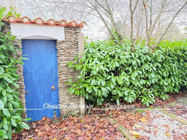 Maison à vendre sur un terrain de 2000 m2 - 4 chambres - Bureau - 3 salles d'eau - 3 wc - Dépendance de 110 m2 et garages LA GARNACHE (85)