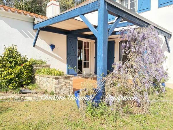Maison à vendre sur un terrain de 2000 m2 - 4 chambres - Bureau - 3 salles d'eau - 3 wc - Dépendance de 110 m2 et garages LA GARNACHE (85)