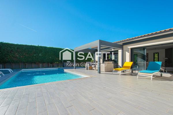 Maison contemporaine, 3 chambres, double garage, piscine