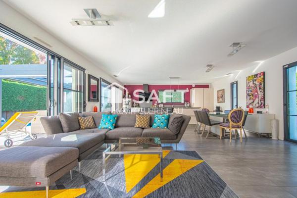 Maison contemporaine, 3 chambres, double garage, piscine