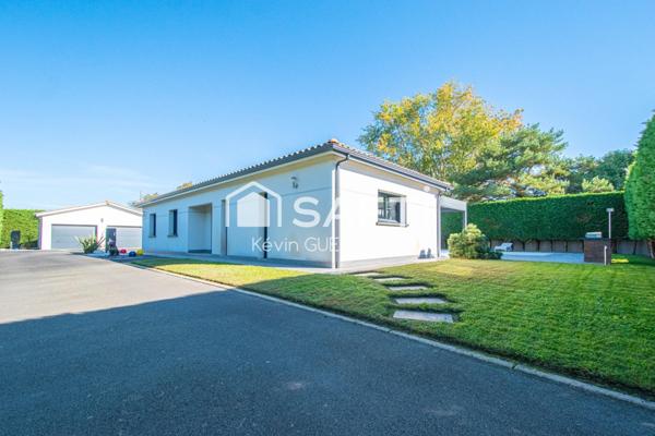 Maison contemporaine, 3 chambres, double garage, piscine