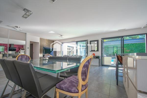 Maison contemporaine, 3 chambres, double garage, piscine