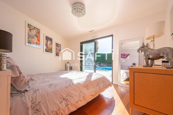 Maison contemporaine, 3 chambres, double garage, piscine