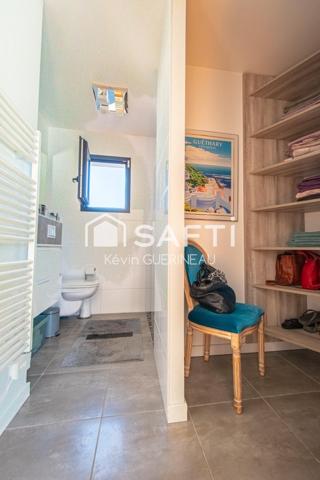 Maison contemporaine, 3 chambres, double garage, piscine