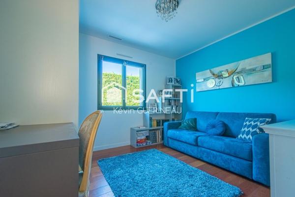 Maison contemporaine, 3 chambres, double garage, piscine