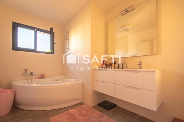 Maison contemporaine, 3 chambres, double garage, piscine