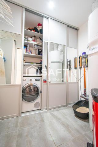 Maison contemporaine, 3 chambres, double garage, piscine