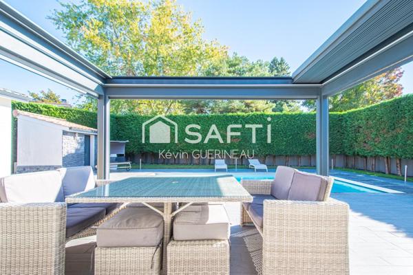 Maison contemporaine, 3 chambres, double garage, piscine